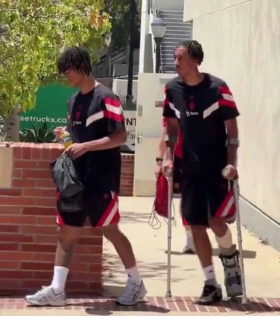 曼联输球后返程，约罗伤缺引发中卫引援猜测