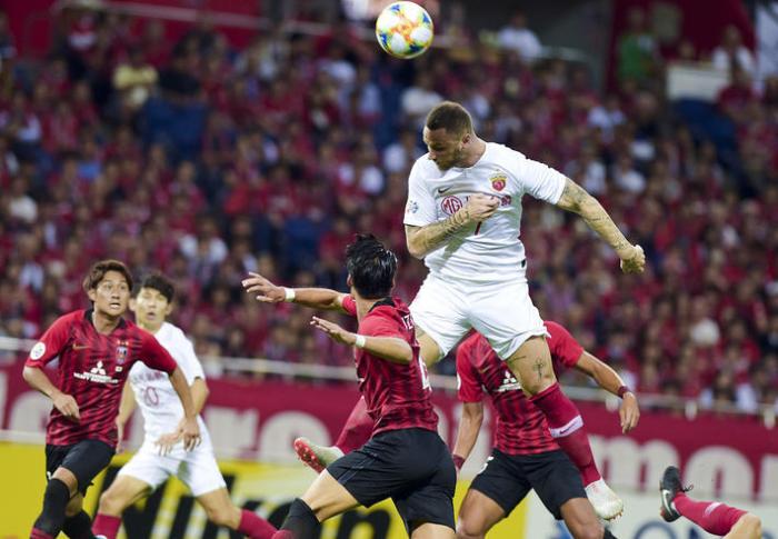 名记: 阿瑙想回欧洲踢球, 经纪人正在与海港谈解约