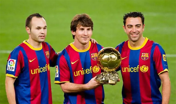 伊涅斯塔回应2010年金球奖：梦想成就足球，自豪油然而生