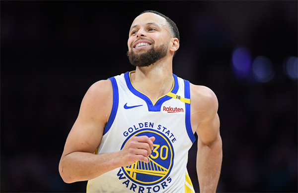 联盟最硬脚踝！库里崴脚仍砍21+10历史级坚韧引热议