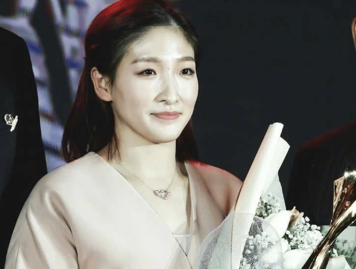 获赠豪宅后，刘诗雯罕见发生活照：抱小狗自拍，心情大好素颜出镜