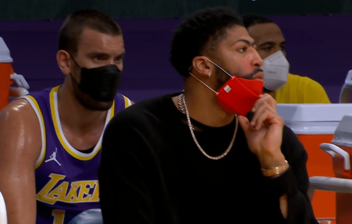 大爆发！利拉德19分钟轰下24分，老詹18分3帽强势回应