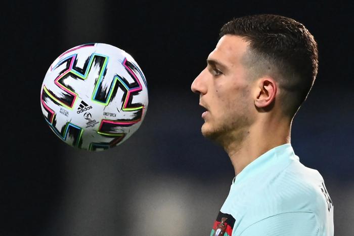 曼联收到米兰1200万报价买断天才！球员愿转会，曼联卖他恐无人用