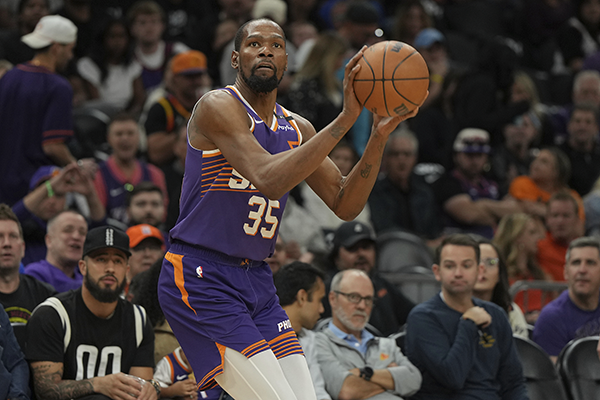 太阳赢球反遭质疑！杜兰特挥拳未吹 T，末节领先26分仍被按在场上