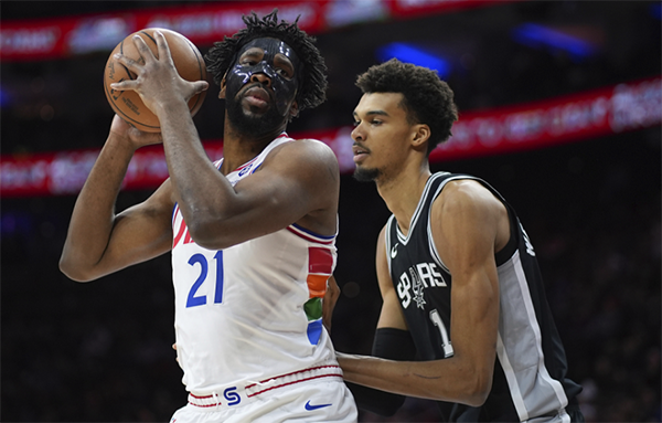 文班亚马6记三分+8帽，造恩比德驱逐，马刺仍输76人