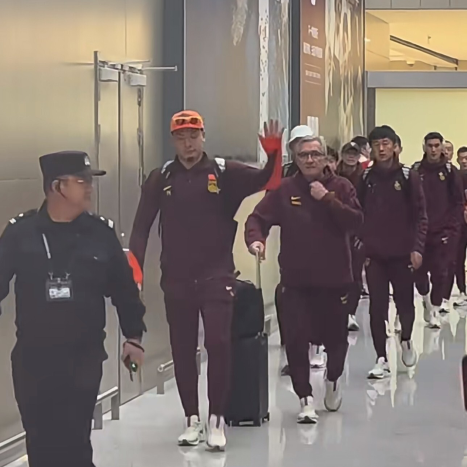 国足抵酒店引争议，王大雷遭球迷喊话，颜骏凌被喊该当一门