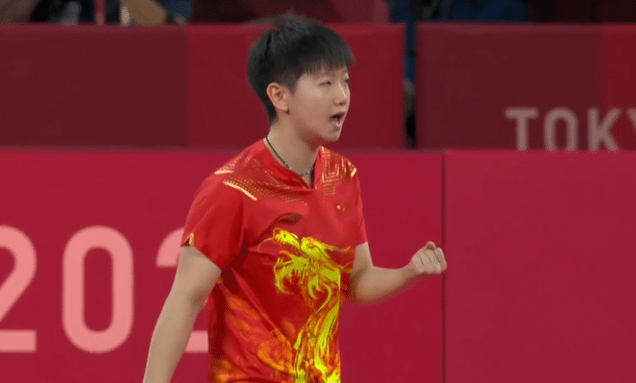 伊藤美诚苦笑退场！孙颖莎握拳庆祝，回应4-0横扫晋级直呼：过瘾