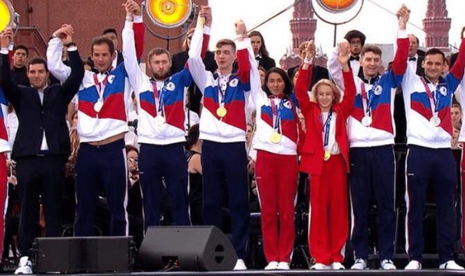 震撼！俄罗斯为奥运健儿补办盛大仪式 红场前升国旗奏国歌太解气