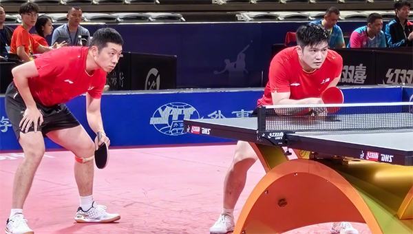 完美复出！樊振东赢两场率队横扫，场下踢裂广告牌，赶紧修好