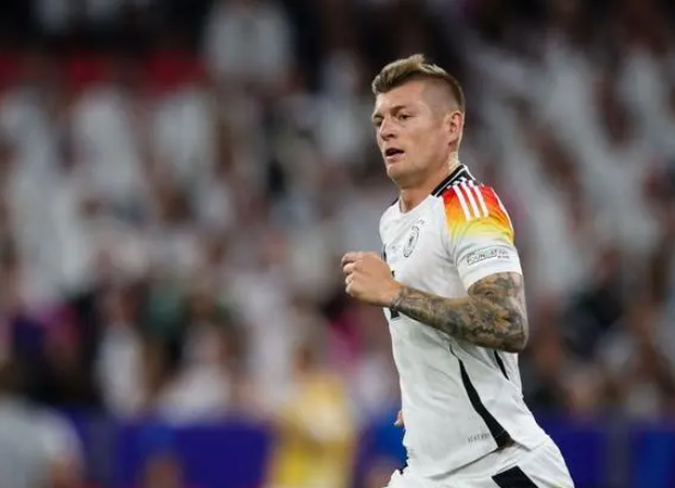 德国足协主席盛赞克罗斯 称其为国家队伟大球员之一