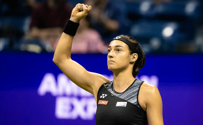 1V2万！法国猛女掀翻本土宠儿，满场飞奔庆祝，美国观众一片死寂