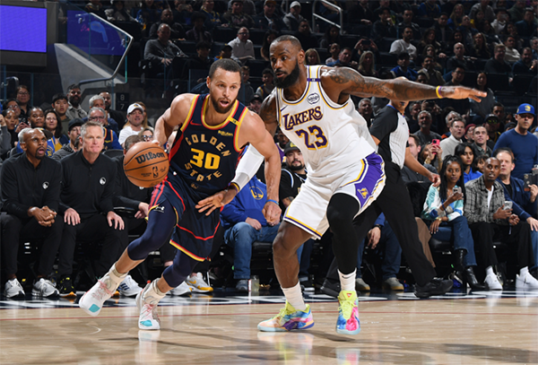 里程碑夜！詹姆斯25+12+5双杀勇士，库里沮丧提前认输