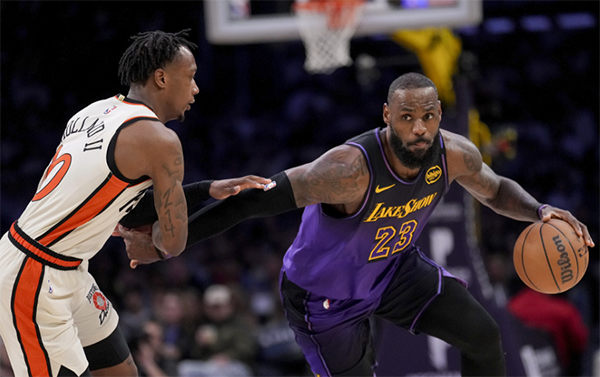 “霉运” 撞档！詹杜库同日受挫，詹姆斯拿三双仍沮丧，杜兰特溃败、库里13投2中