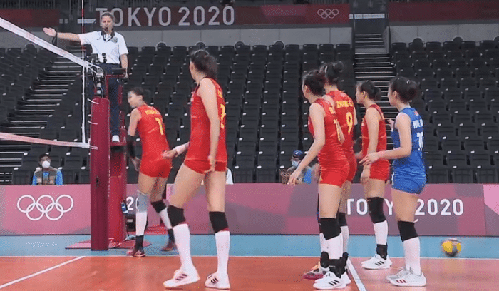 0比2！中国女排危险了，朱婷只拿1分被换下，郎平连续换人没用