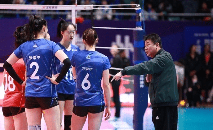 江苏女排出征全运会！张常宁大姐范儿，倪非凡可爱，力争卫冕摘金
