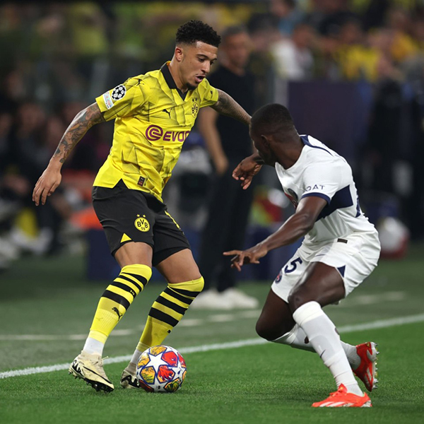 桑乔采访落泪！欧冠回春热搜登顶，多特官方嘲讽曼联