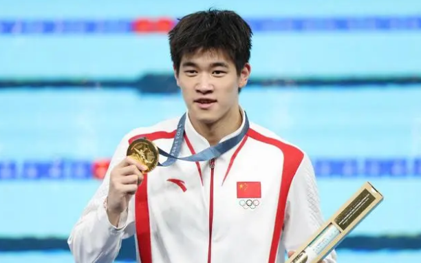 潘展乐勇夺首金 回击美国队对中国游泳队的刁难