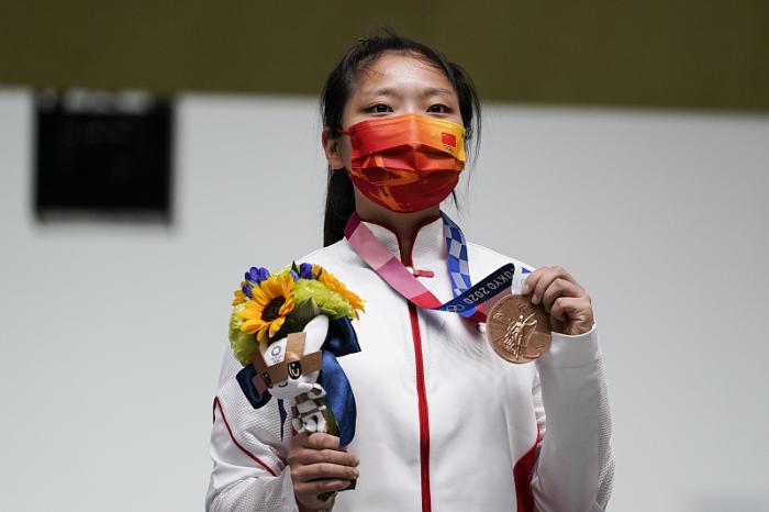 与吉祥物合照要3百！奥运女乒选手裤子裂开，康有为后代打羽毛球