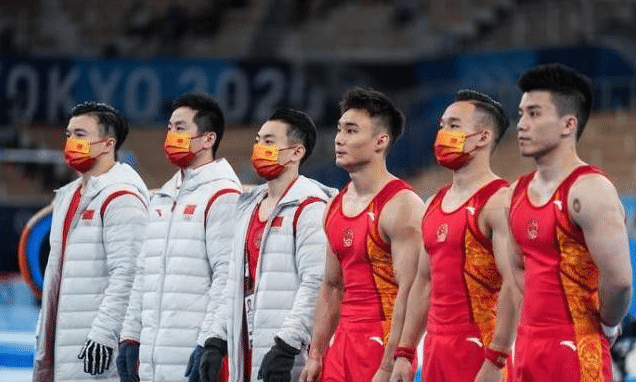 争议！日本体操压哨评分超越中国队，解说无奈：他们是东道主