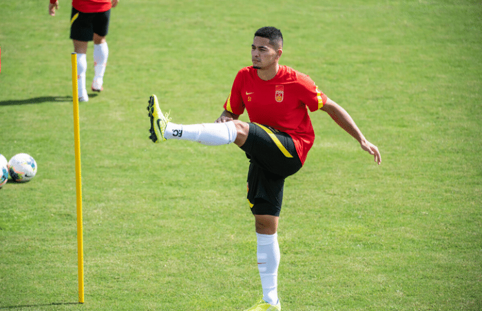 国足“扩容”！李铁备战世预赛补20大国脚，4归化入围，武磊或遭弃