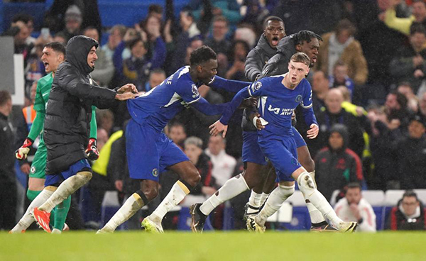 英超大逆袭！切尔西21岁新援戴帽狂欢，曼联遭遇生涯最大挫折