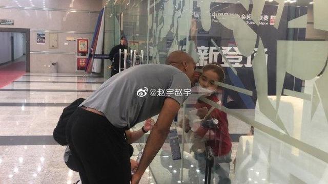 太暖了！亚泰外援隔着玻璃亲吻自己的家人和孩子