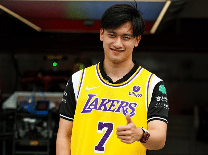 梦幻联动！周冠宇获赠安东尼签名战袍，钟情湖人：车身致敬科比