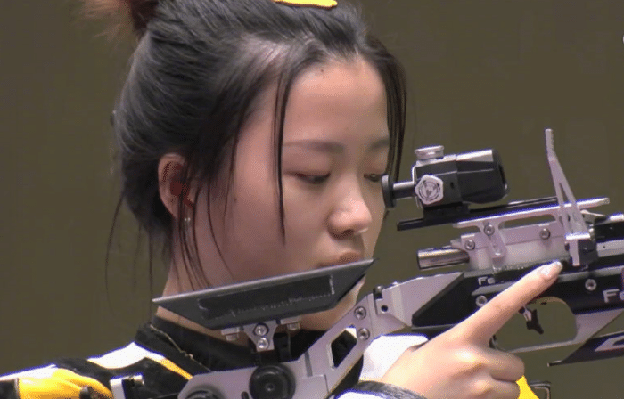 保留节目！杨倩夺第二金后，村民点燃鞭炮庆祝，宁波小镇沸腾了