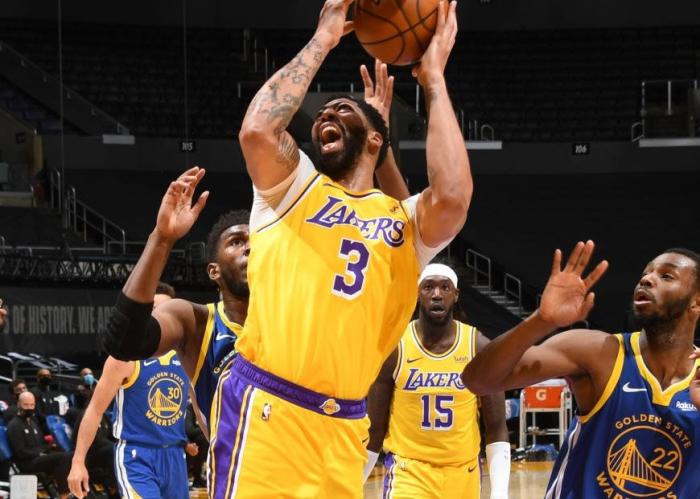 惨遭19分大逆转！湖人最后4分钟仅5分，詹皇错失绝杀：16投仅6中