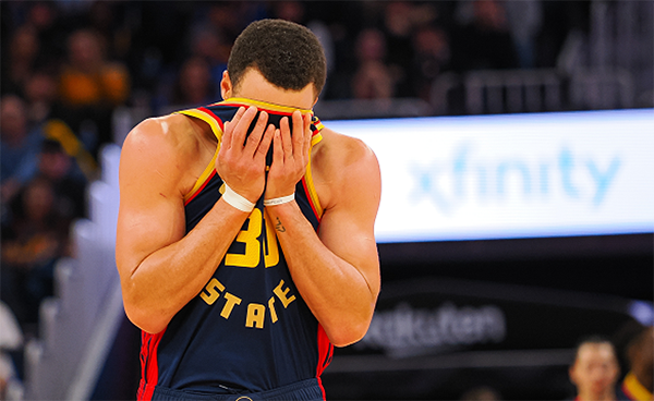 库里愤怒难掩！勇士惨败提前放弃，两战皆墨引深思