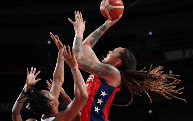 9分险胜！美国女篮险翻船，奥运金牌悬了，非洲雄狮大爆发