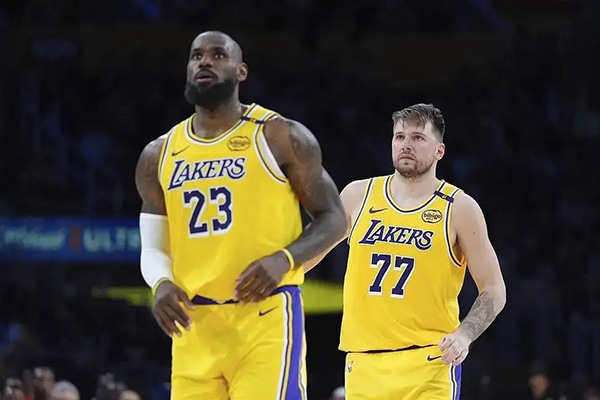 新赛季倒计时1月！詹姆斯退役传闻引热议，湖人佩林卡补强任务未停