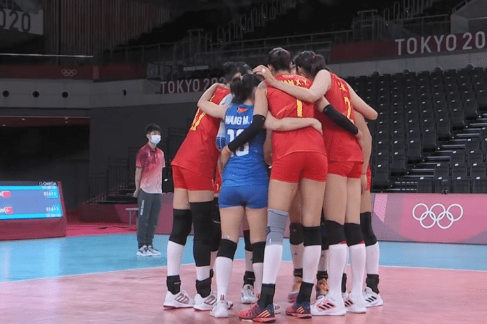 中国女排开局不利，21比25先输一局，朱婷被限制，郎平连叫暂停