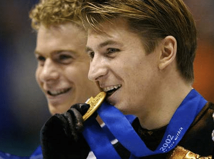 冬奥会经典之同门对决！“冰王子”普鲁申科失误丢金，亚古金夺冠