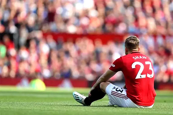 曼联铁闸伤病频因曝光！原有软肋未改，拉爵今夏决定买新边卫