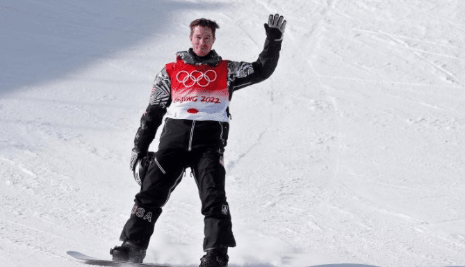 肖恩-怀特迎奥运谢幕战，高颜值女友助威，曾是最美吸血鬼