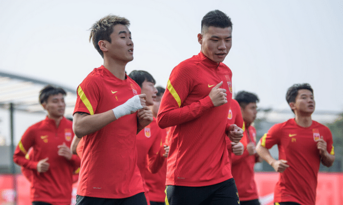 冲8连胜！国足442豪阵浮现：吴曦+3大金靴领衔，2队长+3归化伤缺