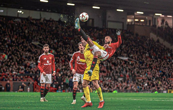 马兹拉维抱病坚守曼联赛场：成 “铁人”，意外获球迷厚爱的多面手