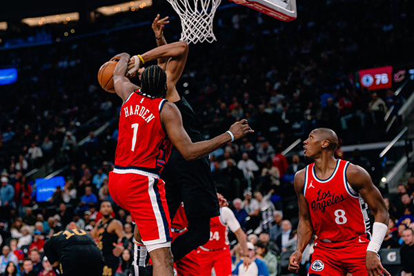 哈登晒照庆快船掀翻联盟第一，晃晕莫布利，威少点赞杨称 “犯罪”