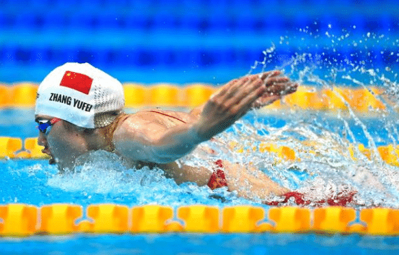 55秒64！张雨霏距离金牌仅差0.05秒，摘银后一脸惊讶直摇头