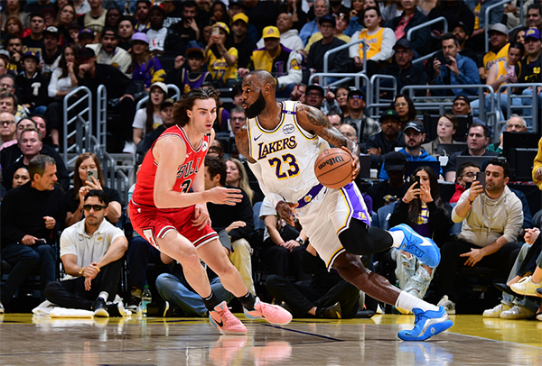 詹姆斯复出首战仅17+6，湖人惨败31分，排名降至西部第四