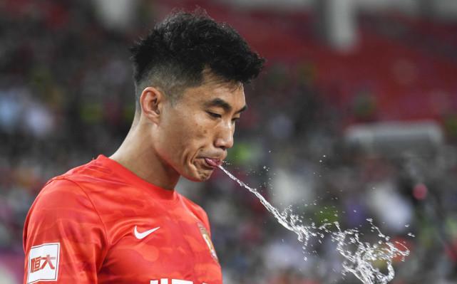 广州球迷又攻陷官博！怒斥卡纳瓦罗：只会长传冲吊！快带着1爱将走吧