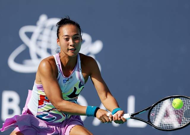 2-0！郑钦文爆冷横扫前大满贯冠军，强势挺进8强怒吼庆祝