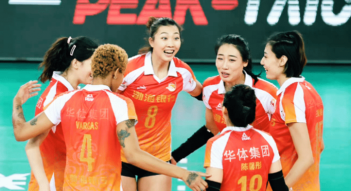 天津女排横扫江苏，疯狂12连胜！展现超强统治力，蔡斌场边发火