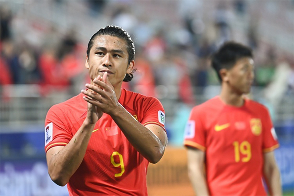 国足锋线危机！两大主力伤缺、武磊停赛，战泰国或倚重二人