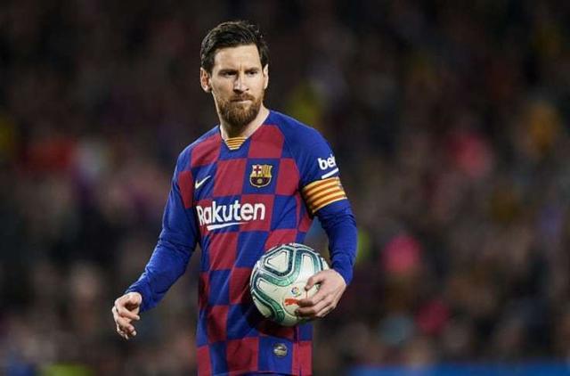 传奇！梅西达成巴萨生涯700球里程碑