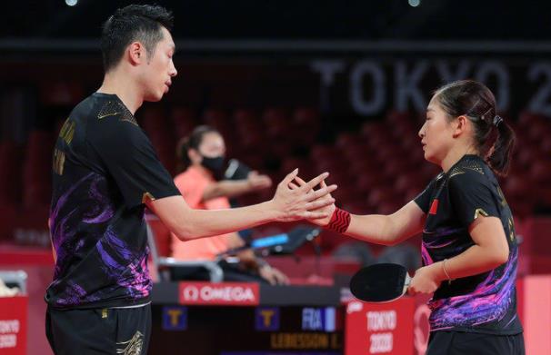 报复刘国梁？刘诗雯痛哭道歉，伊藤水谷跑背后秀奖牌，拉都拉不走