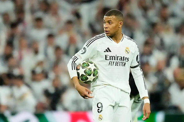 欧冠生死战！姆巴佩忍痛出战，脚踝伤情成谜