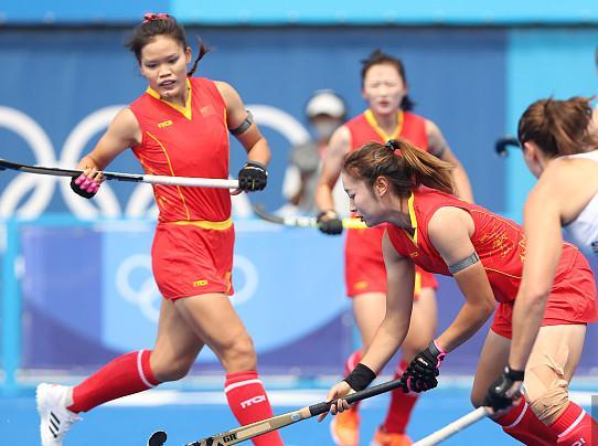 又出现“盲人操作”！裁判吹掉三粒进球，但姑娘们很争气！