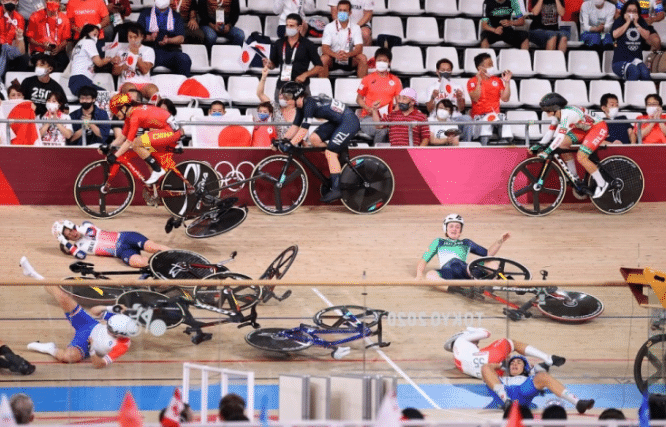 奥运惨烈一幕：多名选手相撞倒地，现场一片狼藉，运动员伤心落泪